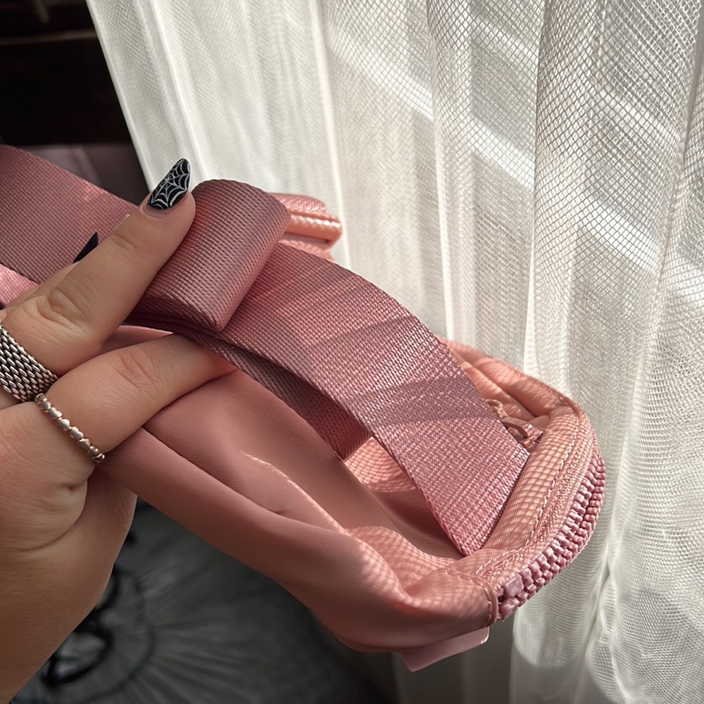 Lululemon everywhere belt bag - Picture 4 of 5